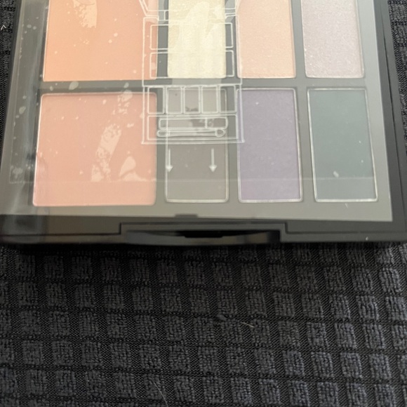 Brand new Quo double face palette.      6 eyeshadows, 2 blush, 5 lip, 2 brushes - Picture 5 of 6